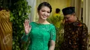 Selvi Ananda tampil cantik dengan kebaya hijau saat menyambut kedatangan keluarga Presiden Joko Widodo, Jawa Tengah, Selasa (9/6/2015). Keluarga Selvi menerima lamaran dari keluarga Presiden Jokowi. (Liputan6.com/Faizal Fanani)