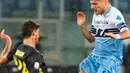 Pemain Juventus, Daniele Rugani berebut  bola dengan pemain Lazio, Ciro Immobile pada pekan ke-21 Serie A di Stadion Olimpico, Roma, Minggu (27/1). Juventus secara dramatis menang dengan skor 2-1 atas Lazio. (AP/Gregorio Borgia)