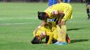 Pemain Sriwijaya FC, Wildansyah, sujud syukur usai mencetak gol penyeimbang pada laga semifinal leg pertama Piala Presiden di Stadion Kanjuruhan, Malang, Sabtu (3/10/2015). Sriwijaya tahan imbang Arema 1-1. (Bola.com/Kevin Setiawan)