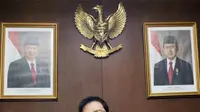 Ketua DPR Marzuki Alie saat konferensi pers di Jakarta, Senin (1/8). Marzuki Alie merasa diadili terkait gagasan pembubaran KPK jika dianggap tidak kredibel serta tindakan memaafkan koruptor.(Antara)