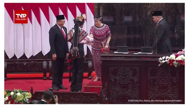 7 Potret Jokowi Pakai Baju Adat Tanimbar Khas Maluku di Sidang Tahunan MPR 2023, Curi Perhatian