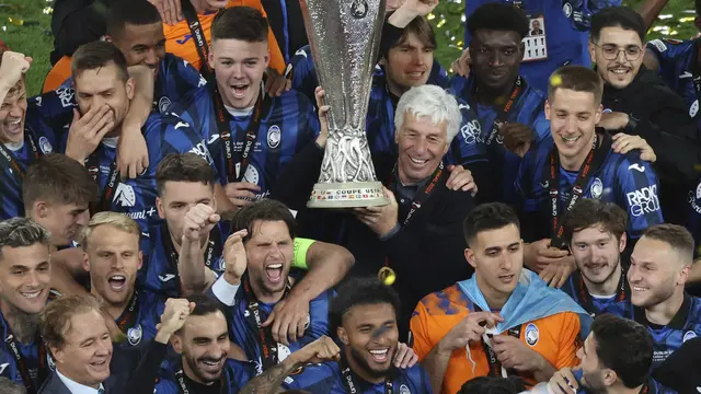 Tawa Riang Atalanta Angkat Trofi Liga Europa