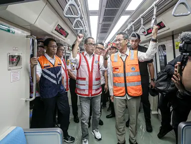 Menteri Perhubungan (Menhub), Budi Karya Sumadi dan PJ Gubernur DKI Jakarta, Heru Budi Hartono berada di dalam gerbong Lintas Raya Terpadu atau LRT Jabodebek di Stasiun LRT Dukuh Atas, Setiabudi, Jakarta, Rabu (28/6/2023). (Liputan6.com/Faizal Fanani)