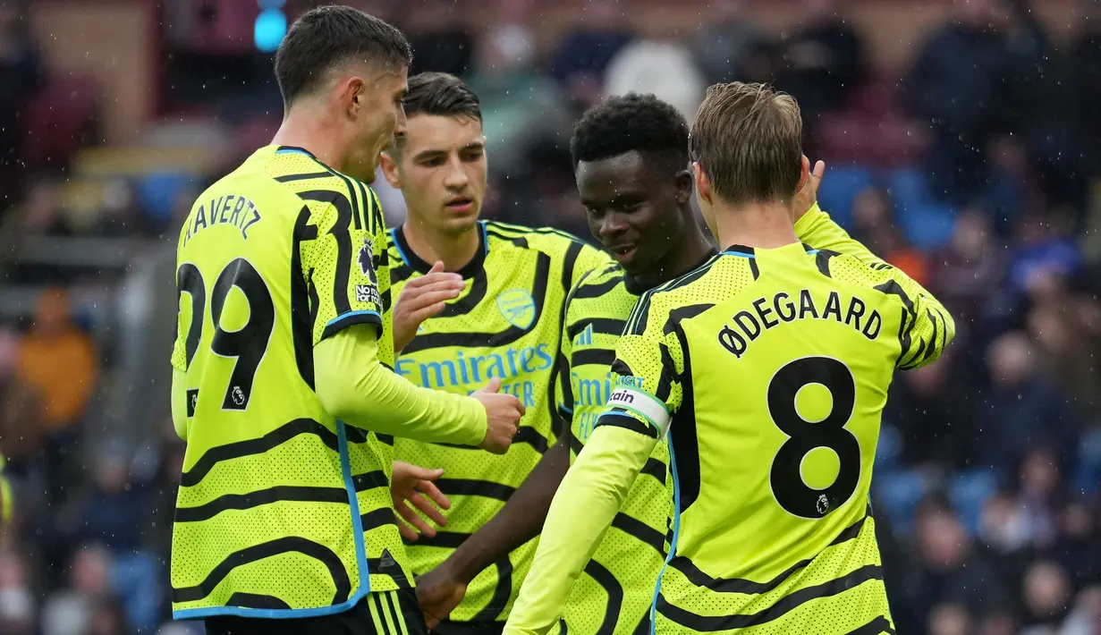 Berikutnya Arsenal sukses mengalahkan tuan rumah Burnley dengan skor 5-0 pada laga pekan ke-25 di Turf Moor Stadium (17/2/2024). Bukayo Saka lagi-lagi membuat brace pada laga ini, yaitu pada menit ke-41 dan 47. Tiga gol lainnya dicetak masing-masing oleh Martin Odegaard (4'), Leandro Trossard (66') dan Kai Havertz (78'). (AFP/Andy Buchanan)