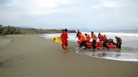 Sebelum ditemukan meninggal dunia, anak perwira polisi itu ikut rombongan teman sekolahnya untuk bermain di Pantai Karanghawu, Sukabumi. (Liputan6.com/Mulvi Mohammad)