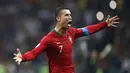 Ronaldo akan menjadi pemain pertama yang pernah tampil di 5 edisi Euro secara beruntun. Saat ini, ia telah tampil sebanyak 4 edisi dari Euro 2004, 2008, 2012, dan 2016. Hampir dipastikan jika pemain 36 tahun tersebut akan memecahkan rekor ini. (Foto: AFP/Adrian Dennis)