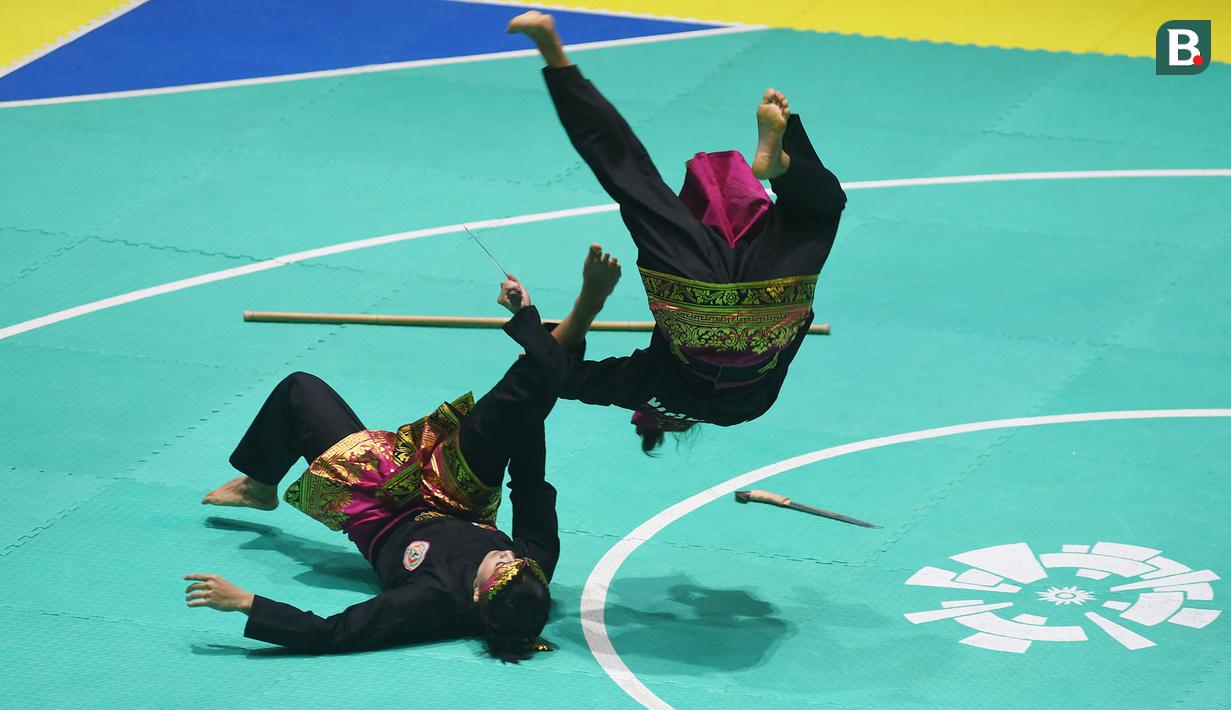 Pesilat Indonesia, Ayu Sidan Wilantari dan Ni Made Dwiyanti, saat beraksi pada Asean Games di Padepokan TMII, Jakarta, Rabu (29/8/2018). Ayu/Made berhasil meraih emas pada nomor seni ganda putri. (Merdeka.com/Imam Buhori)