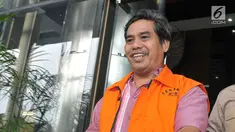 Ketua DPRD Kota Mojokerto Purnomo usai menjalani pemeriksaan di gedung KPK, Jakarta, Rabu (12/7). Purnomo menjalani pemeriksaan terkait kasus suap pengalihan anggaran pada Dinas PUPR Kota Mojokerto tahun 2017. (Liputan6.com/Helmi Afandi)