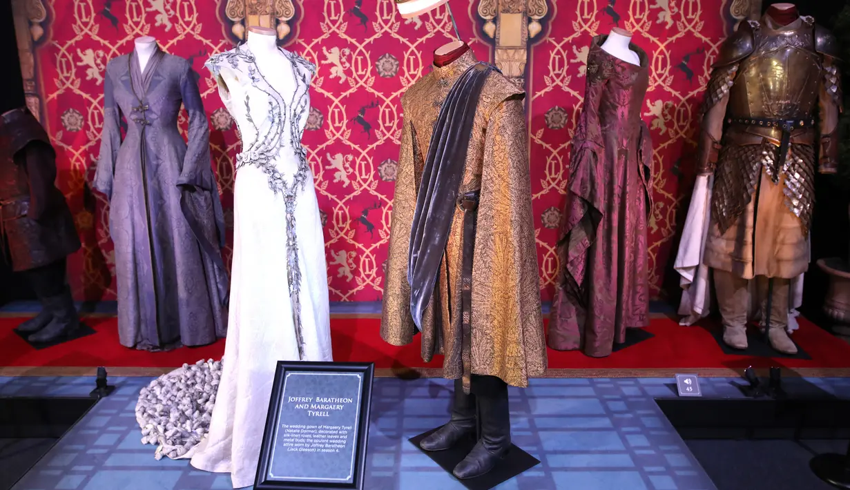 Kostum dari karakter Joffrey Baratheon dan Margaery Tyrell dipamerkan dalam pameran "The Game of Thrones Touring Exhibition" di Belfast's Titanic Exhibition Centre, Irlandia utara pada 10 April 2019. Pameran ini dibuka secara umum pada 12 April hingga 1 September 2019 mendatang. (AP Photo)