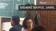 Sidang pembacaan tuntutan terdakwa Saipul Jamil digelar tertutup. Namun sebelum sidang berlangsung, salah satu pengacara Saipul, Kazman Sangaji bertemu dan berbicara serius dengan Jaksa Dado