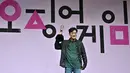 Sutradara Hwang Dong-hyuk berpose dengan piala selama konferensi pers perayaan Emmy untuk serial Netflix "Squid Game" di Seoul, Korea Selatan (16/9/2022). Berkat karyanya, Hwang Dong Hyuk kembali mengantongi prestasi dengan kategori "Outstanding Directing For A Drama Series" dari Primetime Emmy Awards 2022. (AFP/Jung Yeon-je)