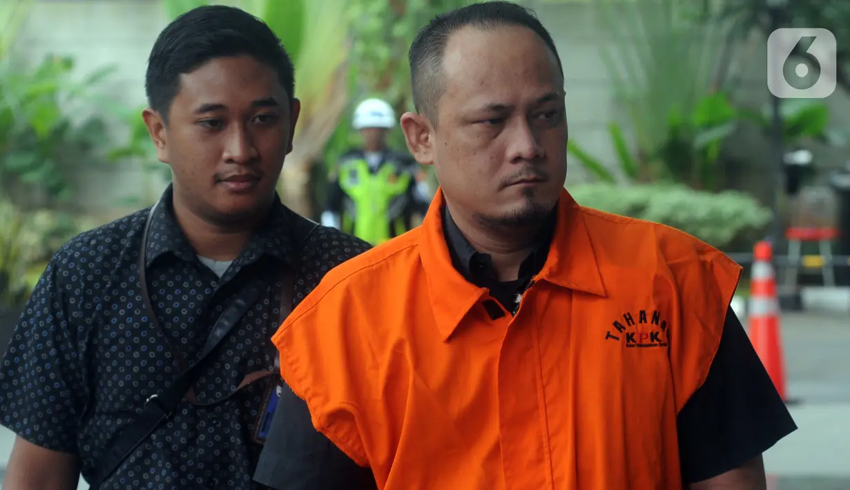 Kasubbag Protokoler nonaktif Kota Medan, Syamsul Fitri Siregar memasuki gedung KPK untuk pemeriksaan di Jakarta, Senin (13/1/2020). Syamsul diperiksa sebagai tersangka kasus dugaan suap yang melibatkan Wali Kota Medan Dzulmi Eldin dari dinas-dinas di lingkungan Pemkot Medan (merdeka.com/Dwi Narwoko)