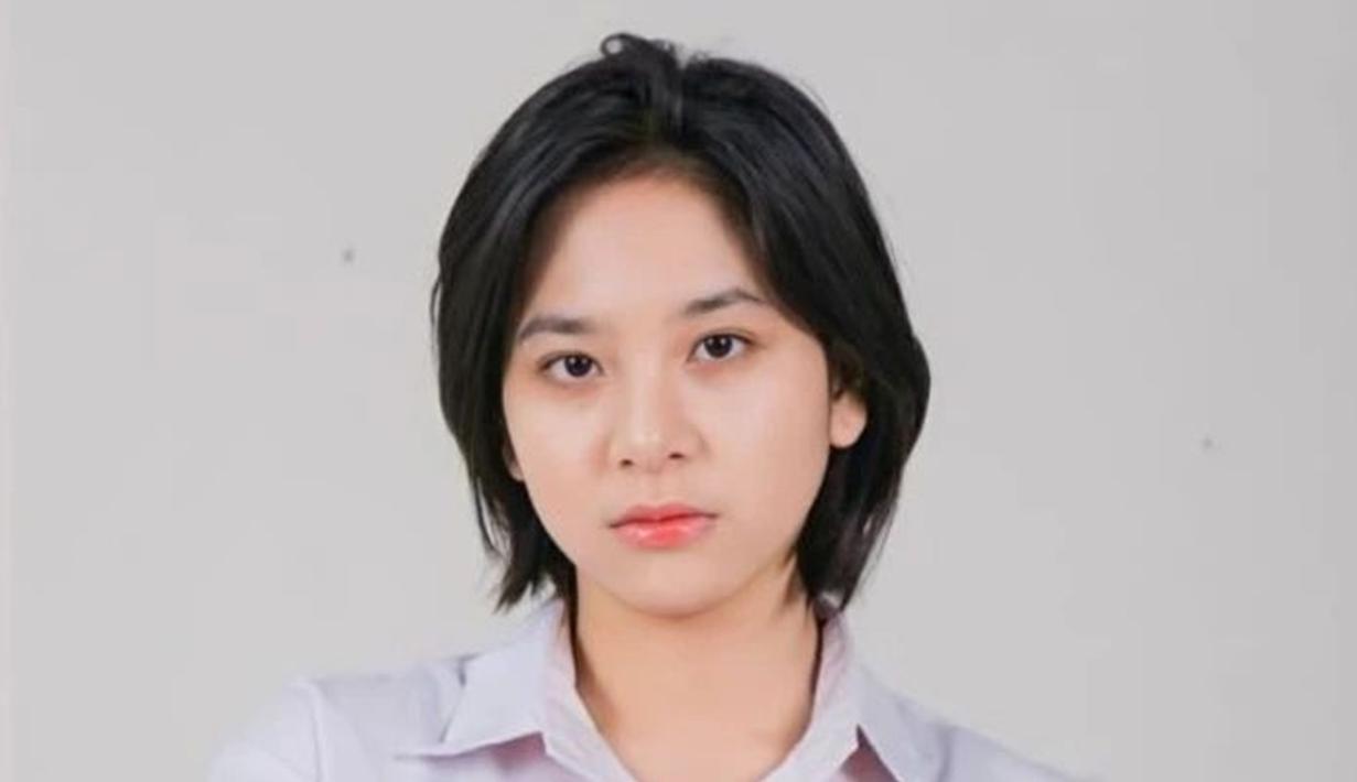 Member JKT48 yang memiliki slogan 'si gadis tomboi dengan semangat meletup-letup' ini tampil totalitas dalam memerankan Ancika. Karakter Ancika di buku Pidi Baiq berambut pendek maka Zee pun tak ragu untuk tampil dengan rambut pendek juga. (Liputan6.com/IG/jkt48.zee)