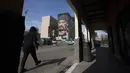 Sebuah karya seni mural bergambar wajah legenda Napoli, Diego Maradona, menghiasi sebuah tembok apartemen di kawasan Bronx dekat markas Napoli, Selasa (28/2/2017). (AFP/Renato Esposito)