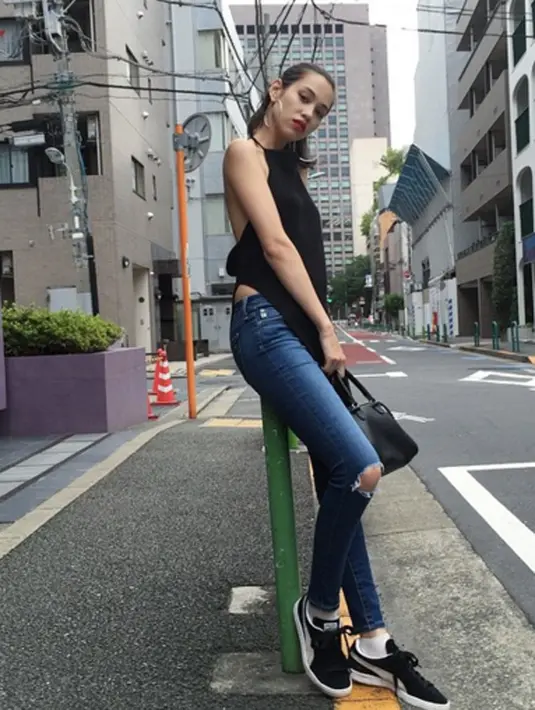 Kiko pun kerap mengaplikasikan sneakers pada gaya fesyen nya.  ( via instagram@i_am_kiko/Bintang.com)