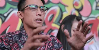 Bersama kuasa hukumnya, Kiswinar menyambangi Kompas TV, Senin (3/10/2016). Kedatangannya berkaitan dengan beberapa hal, mengenai motivator Mario Teguh hingga selesai program yang dibawakannya. (Adrian Putra/Bintang.com)