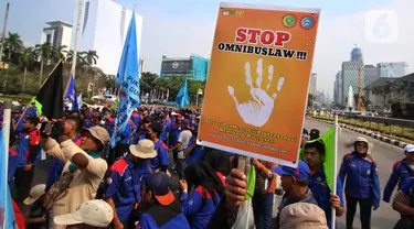 Massa buruh menggelar aksi demo di kawasan Patung Kuda, Jakarta Pusat, Kamis (14/9/2023). (Liputan6.com/Angga Yuniar)