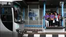 Sejumlah menunggu Busway TransJakarta di Terminal Kampung Melayu, Jakarta Timur, Kamis (1/6). Sebelumnya telah terjadi bom bunuh diri di Terminal Kampung Melayu yang menewaskan lima orang dan melukai sebelas. (Liputan6.com/Immanuel Antonius)