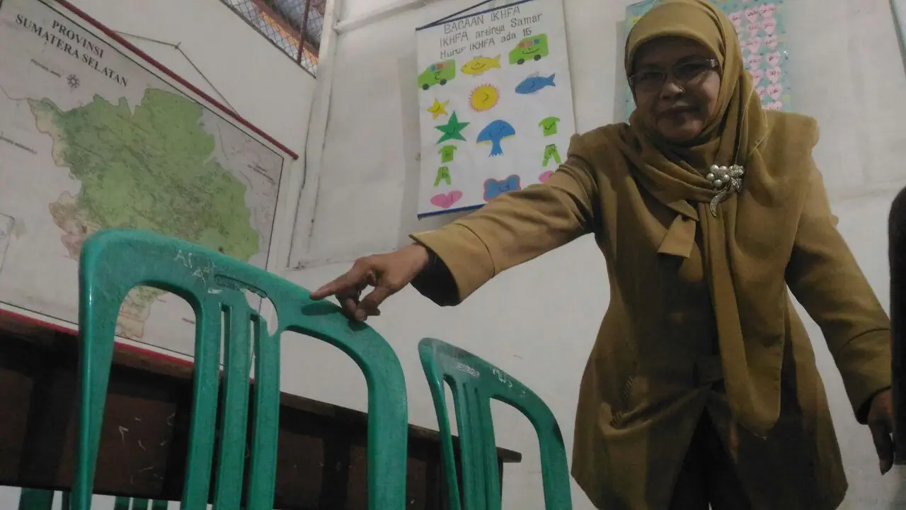 Peluru nyasar merusak kursi yang dipakai salah satu jemaah pengajian (Liputan6.com/Nefri Inge)