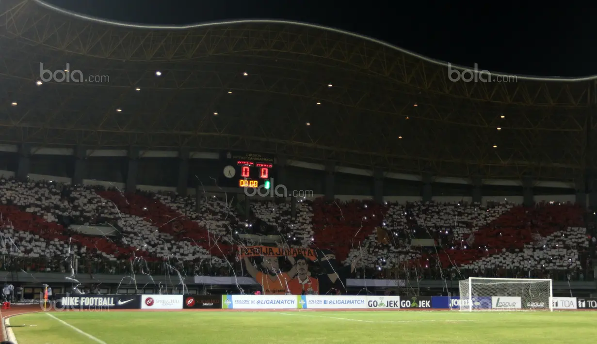 The Jakmania melakukan koreografi Merah-Putih sebelum laga Persija Jakarta melawan Persela Lamongan pada lanjutan Liga 1 2017 di Stadion Patriot Bekasi, Minggu (27/8/2017).  Persija menang 2-0. (Bola.com/Nicklas Hanoatubun)