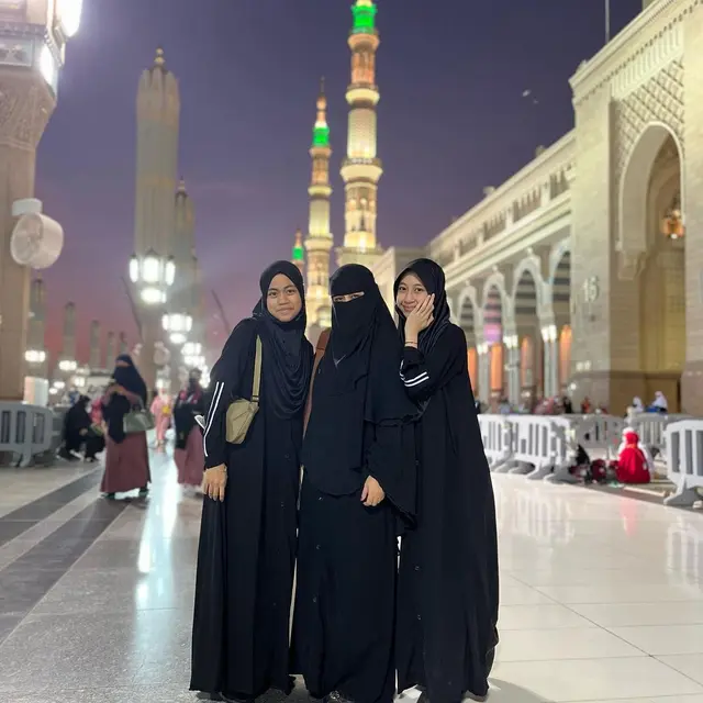 Rindu Tanah Suci, Ini 5 Potret Umi Pipik saat Ibadah Umrah dengan Ketiga Anaknya