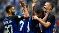 Gelandang Inter Milan, Ivan Perisic (kanan) mendapat ucapan selamat dari rekan-rekannya usai mencetak gol ke gawang SPAL, pada laga lanjutan Serie A 2017-2018, di Stadion Giuseppe Meazza, Milan, Minggu (10/9/2017) malam WIB. Inter Milan unggul 2-0. (AFP/M