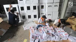 Relawan menyortir dan melipat kertas suara Pilpres 2019 di gudang KPU, Cibinong, Bogor, Kamis (7/3). Libur Nyepi, dimanfaatkan 650 pekerja menyelesaikan tenggat waktu penyortiran dan pelipatan 17 juta surat suara Pemilu 2019. (merdeka.com/Arie Basuki)