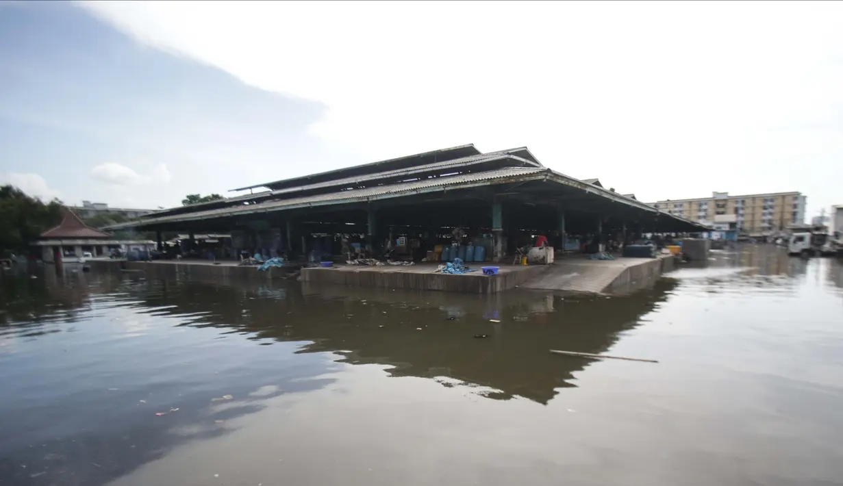 Pasar ikan lumpuh akibat terendam banjir rob di kawasan Muara Baru, Jakarta, Rabu (6/11). Banjir Rob akibat laut pasang ini, membuat sejumlah aktivitas warga terganggu. Termasuk aktivitas di pasar ikan terhenti. (Liputan6.com/Faizal Fanani)