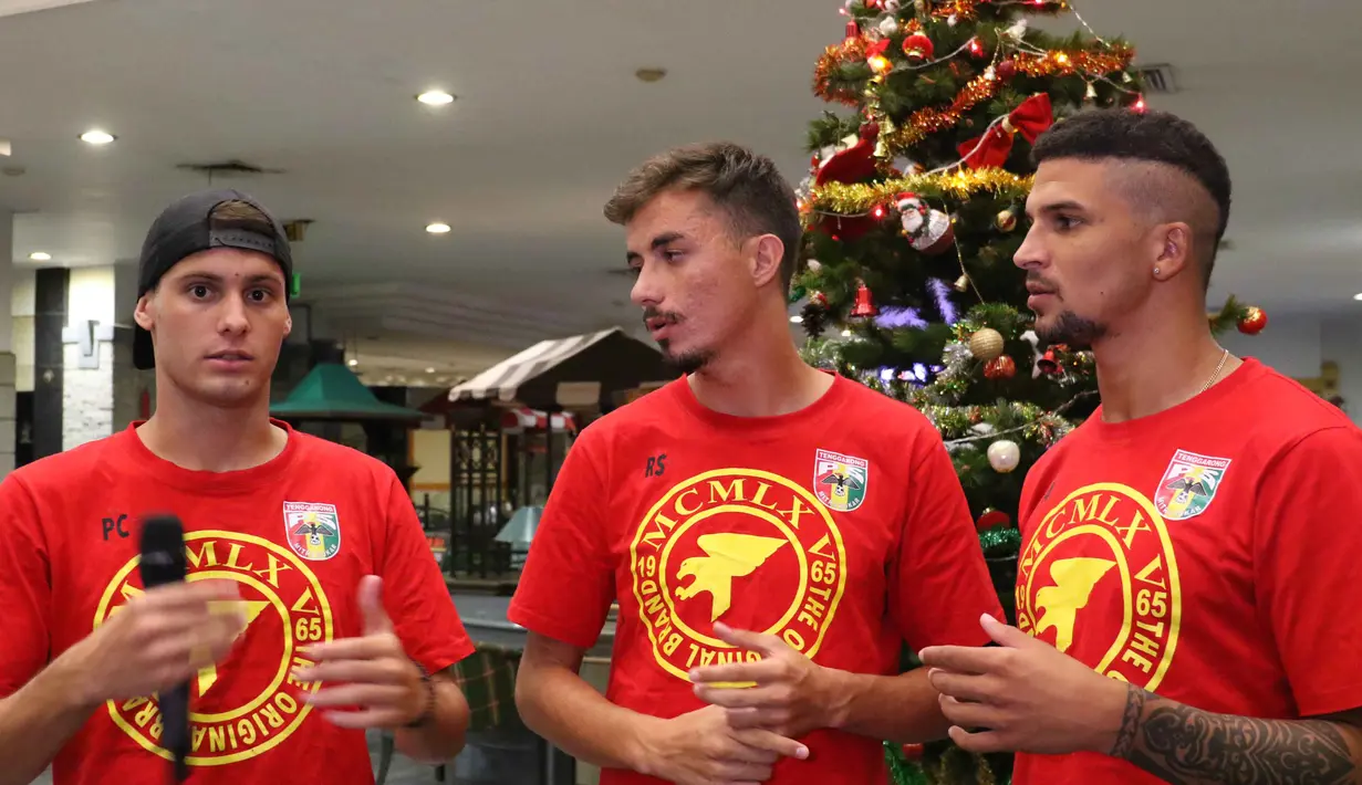 Pemain Mitra Kukar asal Brasil, (dari kiri) Patrick Cruz, Rodrigo Do Santos, Artur saat berdiskusi mengucapkan selamat Natal dan Tahun Baru di Hotel Agas International, Solo, Senin (14/12/2015). (Bola.com/Nicklas Hanoatubun)