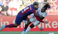 Bek Barcelona, Ronald Araujo melanggara gelandang Real Madrid, Eduardo Camavinga dalam laga El Clasico di La Liga 2023/2024. (AFP/Lluis Gene)