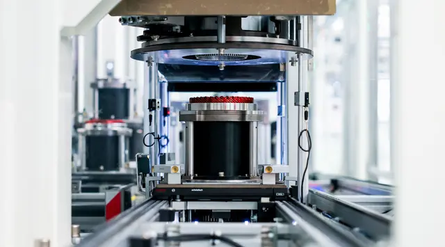 Proses perakitan komponen Electric Drive Unit (EDU) di fasilitas milik InfiMotion di China. (Geely Auto)