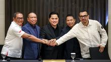 Ketua Umum PSSI, Erick Thohir (tengah) berfoto bersama dengan Manajer Timnas Indonesia Sumardji, Waketum PSSI Zainudin Amali, Sekjen PSSI Yunus Nusi, dan Exco Arya Sinulingga pada konferensi pers terkait rencana baru perkembangan Timnas Indonesia yang berlangsung di Menara Danareksa, Kemayoran, Jakarta Pusat, Senin (06/01/2025). (Bola.com/Bagaskara Lazuardi)