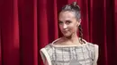 Alicia Vikander berpose saat menghadiri koleksi busana Louis Vuitton Spring/Summer 2023 selama Paris Fashion Week di Paris pada Selasa, 4 Oktober 2022. Ia cantik dalam balutan sweater bermotif tanpa lengan dan celana kargo berpinggang tinggi saat ia memasuki acara eksklusif tersebut. (AP Photo/Francois Mori)