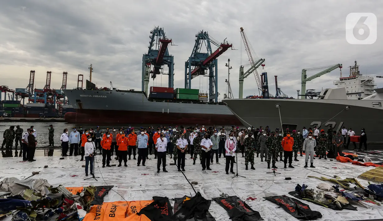 Panglima TNI Marsekal Hadi Tjahjanto, Menhub Budi Karya Sumadi dan Kepala KNKT Soerjanto Thahjono bersiap memberikan keterangan musibah jatuhnya pesawat Sriwijaya Air  SJ 182 di JICT Tanjung Priok, Jakarta Utara, Selasa (12/1/2020). (Liputan6.com/Johan Tallo)
