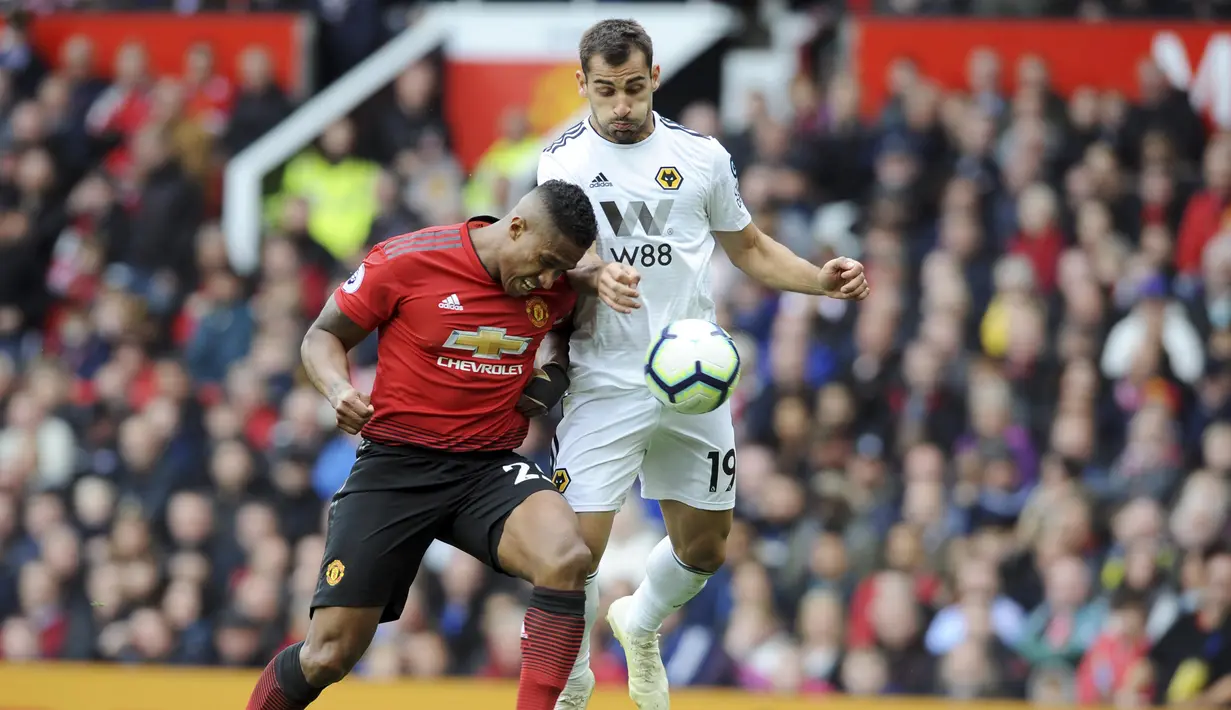 Bek Manchester United, Antonio Valencia, berebut bola dengan pemain Wolverhampton Wanderers, Jonny Otto, pada laga Premier League, di Stadion Old Trafford, Sabtu (22/9/2018). Manchester United ditahan 1-1 oleh Wolverhampton. (AP/Rui Vieira)