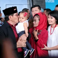 Makan masakan istri didampingi dengan anak dan cucu tercinta adalah hal pertama yang akan dilakukan oleh Antasari Azhar setelah bebas. (Bintang.com/Adrian Putra)