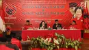 Ketum PDIP, Megawati Soekarnoputri (kedua kiri) dan Sekjen DPP PDIP, Hasto Kristiyanto (kedua kanan), saat kuliah umum Sekolah Partai Kepala Daerah dan Wakil Kepala Daerah di Depok, Jawa Barat, Selasa (12/12). (Liputan6.com/Immanuel Antonius)