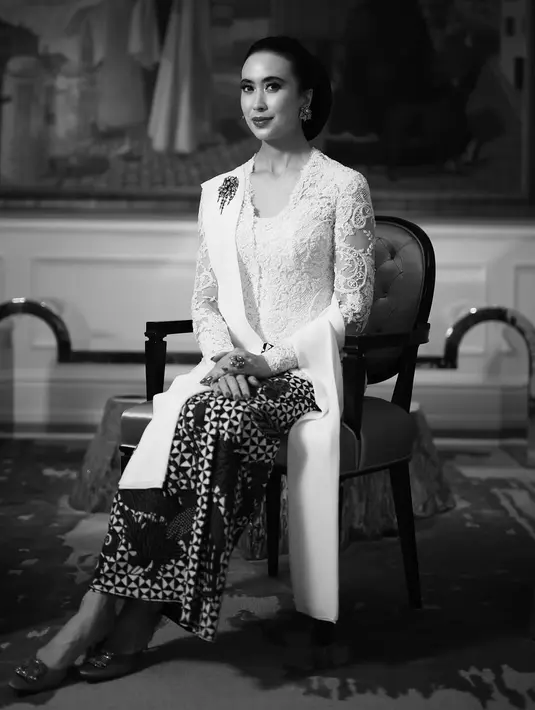 Di foto pertama, Menpar Widi Wardhana tampil bak Putri Keraton dengan kebaya kutubaru dan kain Batik [@widi.wardhana]