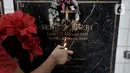 Keluarga menyalakan lilin di salah satu makam bersusun atau kolumbarium saat berziarah ke kompleks pemakaman Paroki Gereja St Servatius, Kampung Sawah, Bekasi, Jawa Barat, Kamis (26/12/2019). (merdeka.com/Iqbal Nugroho)