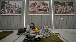 Warga Israel, khususnya di wilayah Tel Aviv dan sekitarnya, saat ini menggunakan stasiun kereta bawah tanah sebagai tempat perlindungan darurat. Tampak dalam foto, orang-orang berlindung di stasiun metro bawah tanah saat sirene serangan udara memperingatkan datangnya rudal Iran di Tel Aviv, Israel, Sabtu, 7 Maret 2026. (AP Photo/Ohad Zwigenberg)