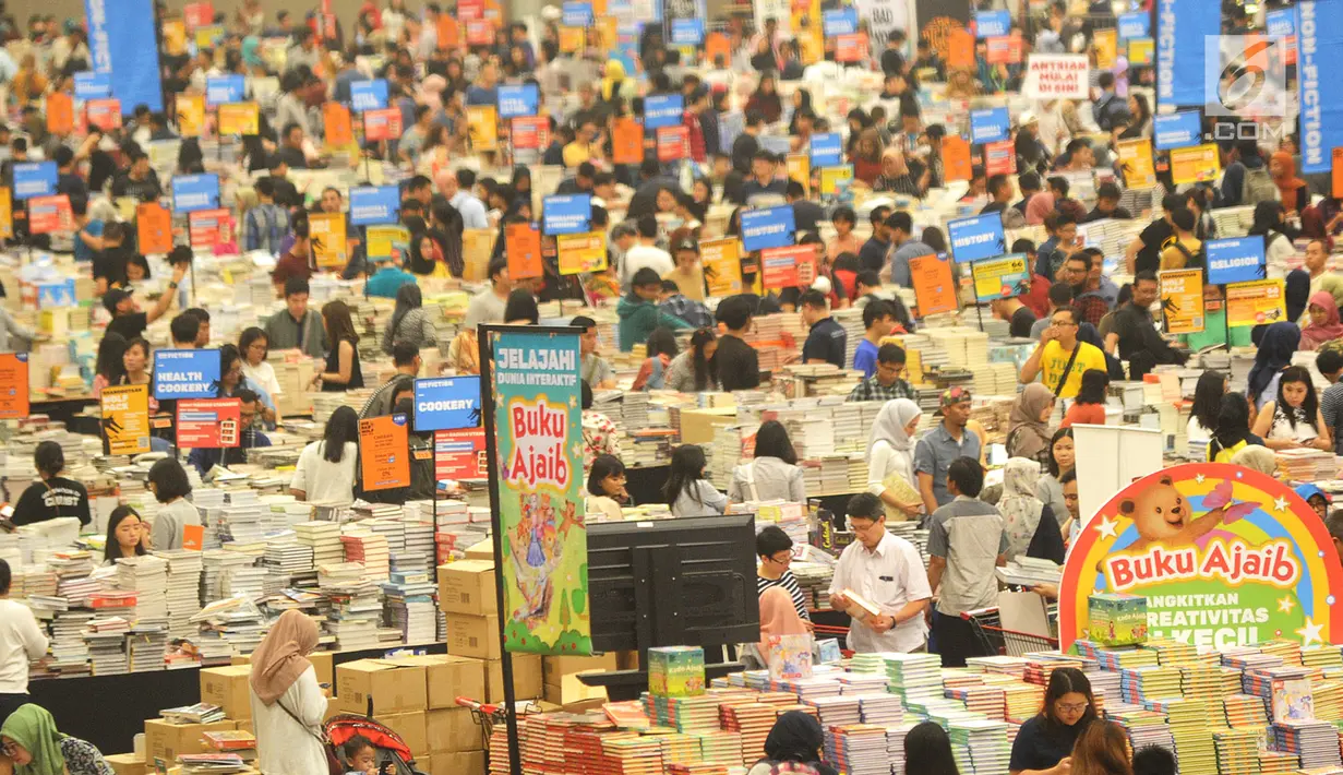Pegunjung memadati bazar buku Big Bad Wolf 2019 di ICE BSD City, Tangerang, Minggu (3/3). Bazar buku terbesar yang dibuka mulai 1 - 11 Maret menghadirkan jutaan buku dari dalam dan luar negeri. (merdeka.com/Arie Basuki)