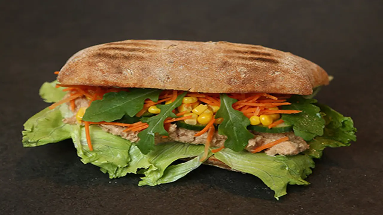 Ilustrasi sandwich ikan tuna