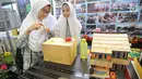 Dua murid SMP mencoba cara kerja dinamo listrik saat kegiatan Puspiptek Innovation Festival (PIF) 2018 di kawasan Puspiptek, Setu, Tangerang Selatan, kamis (27/9). PIF 2018 berlangsung hingga 30 September. (Merdeka.com/Arie Basuki)