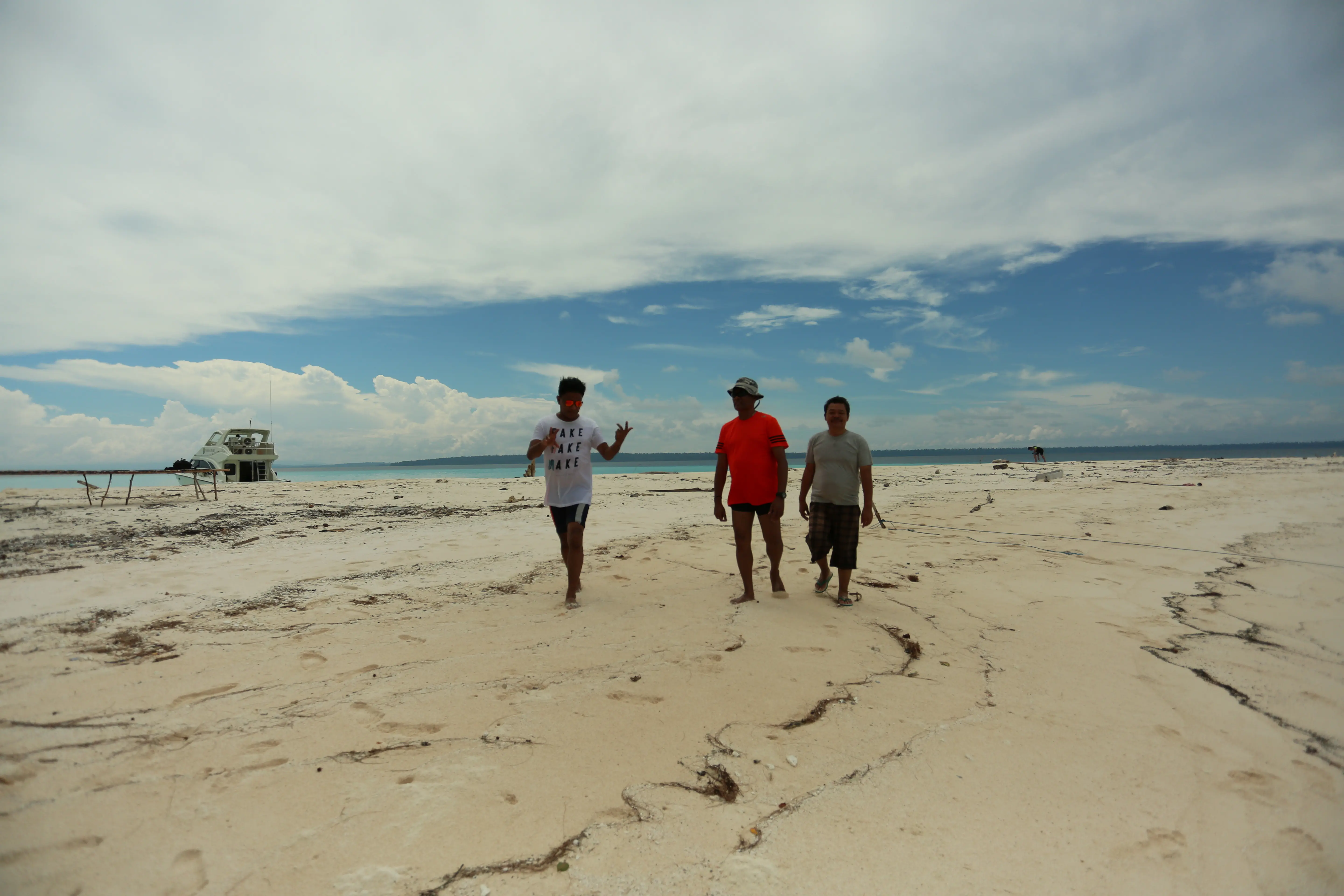 Keindahan alam Pulau Venu di Kabupaten Kaimana, Papua Barat. (Bintang.com/Ruben Silitonga)