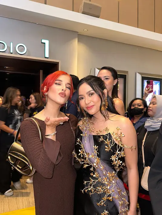 Penampilannya disempurnakan dengan pulasan makeup natural yang flawless dengan warna lipstik soft pink. [Instagram/tasyafarasya]