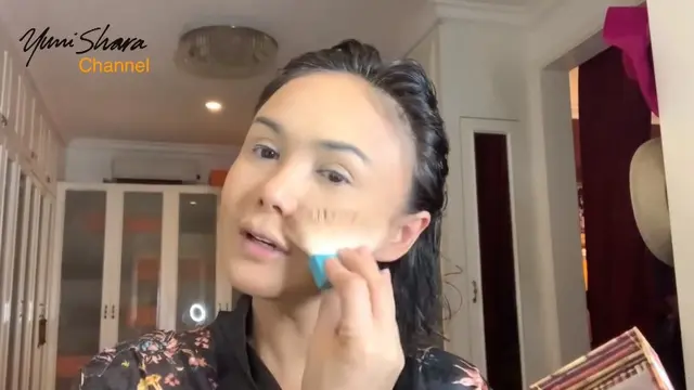 Sudah Kelihatan Uban, Ini 7 Momen Yuni Shara Beri Tips Makeup