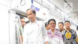 Presiden Joko Widodo didampingi Ibu Negara Iriana Widodo saat menjajal Kereta MRT di Jakarta, Kamis (21/3). Jokowi didampingi Ibu Negara Iriana mencoba kembali kereta tersebut bersama disabilitas, dan artis Chelsea Islan. (Liputan6.com/Angga Yuniar)