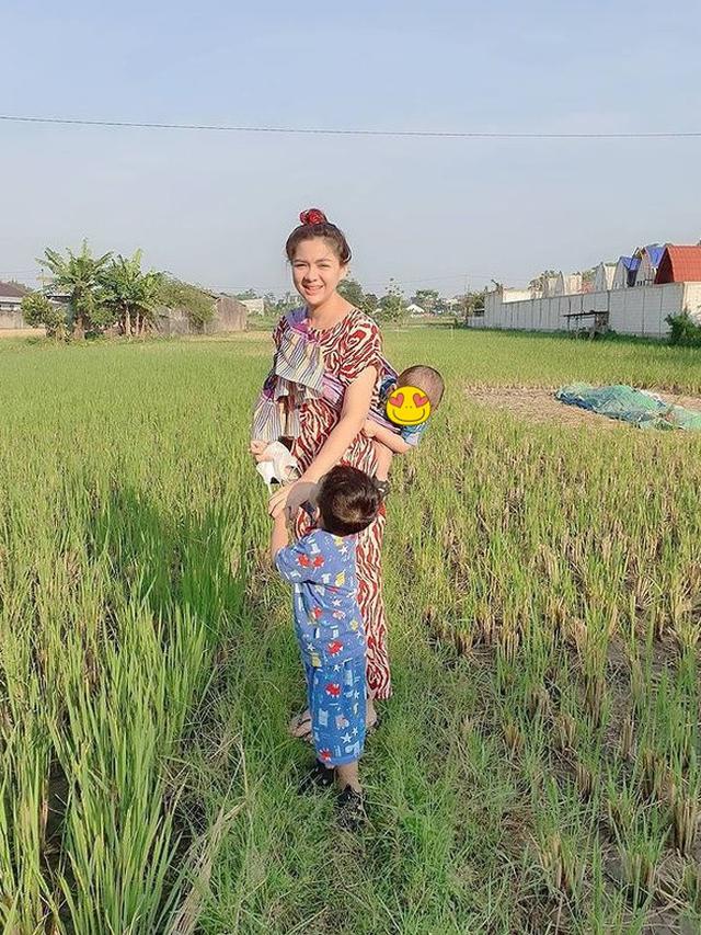 Tampil Sederhana, Ini 6 Potret Vicky Pakai Kain Jarik saat Momong Buah Hati
