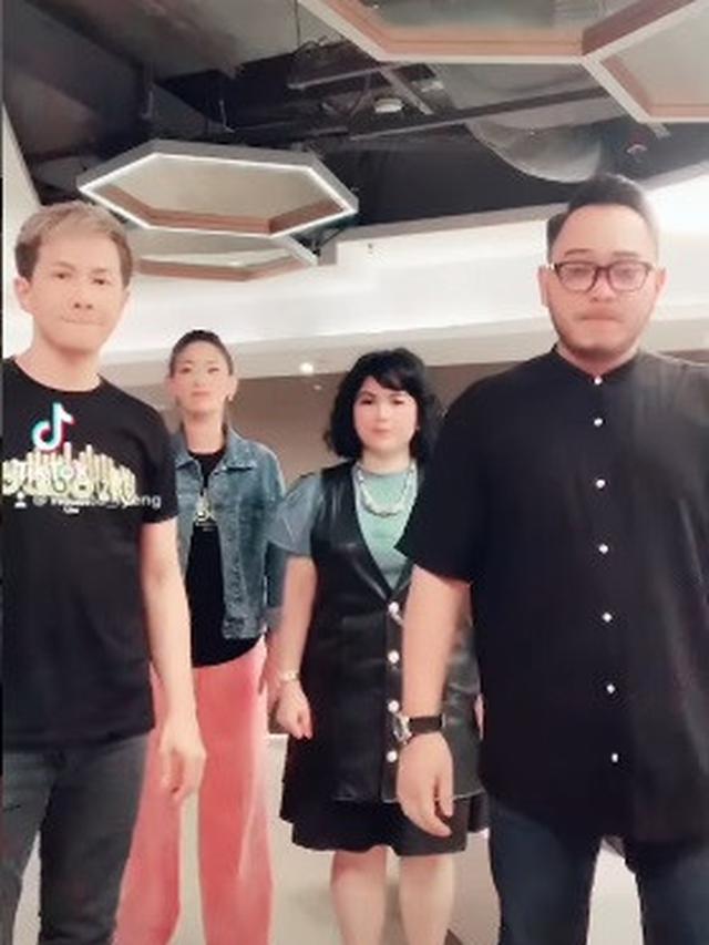 Pertemuan Joy Tobing dengan alumni Indonesian Idol pertama (Foto: Instagram helena_iyeng)