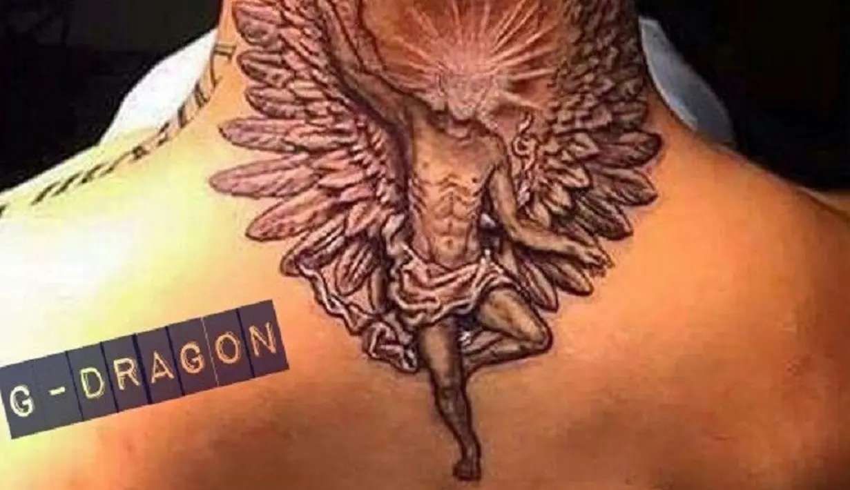 Semakin lama, tato G Dragon BigBang semakin banyak. Tato di tubuhnya ini penuh dengan makna. yang paling mencolok adalah sosok bersayap yang ada di lehernya. (Foto: twitter.com/amyth0212)